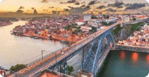 Vista da ponte D. Luís no Porto, Portugal.