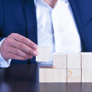 Homem empilhando pequenos blocos de madeira
