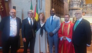 À esquerda António do Aido, Vice-Cônsul Rodrigo Patrício, Helena Pires Veloso, o Embaixador Esterline Género, Padre Manuel Fernando, e à direita Pedro Vilar