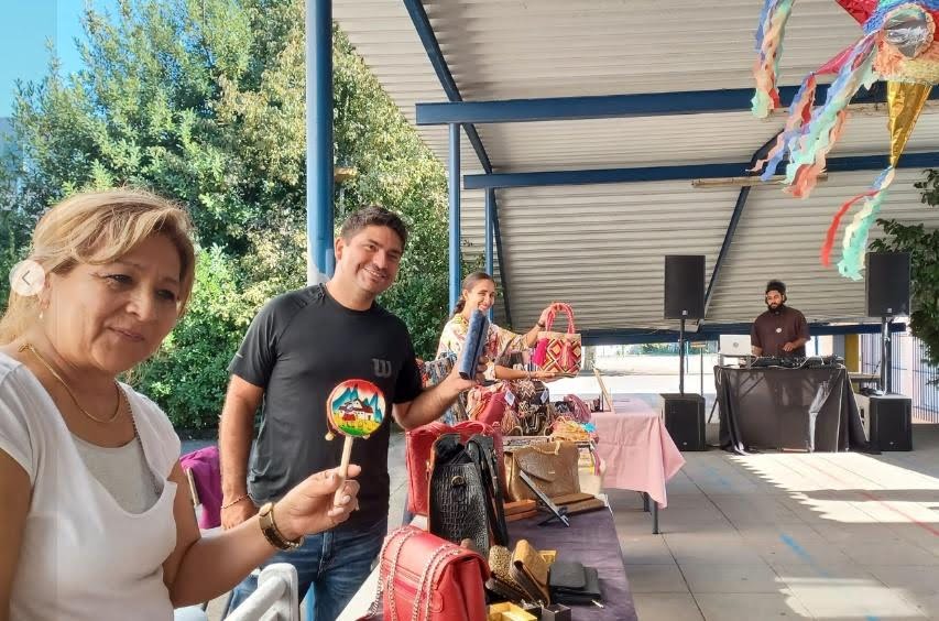 Artesãos exibindo os seus trabalhos