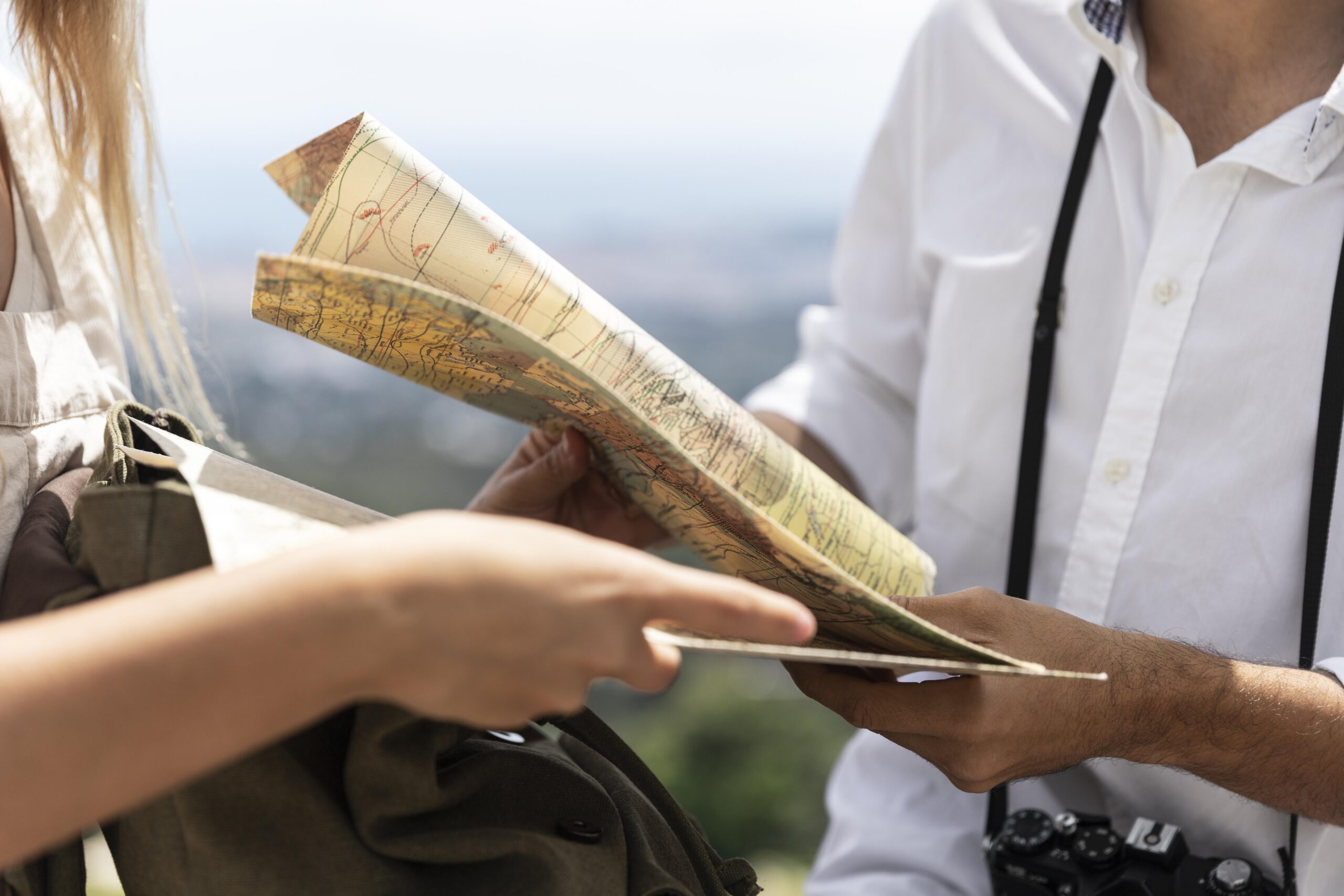 Casal viajante com um mapa nas mãos