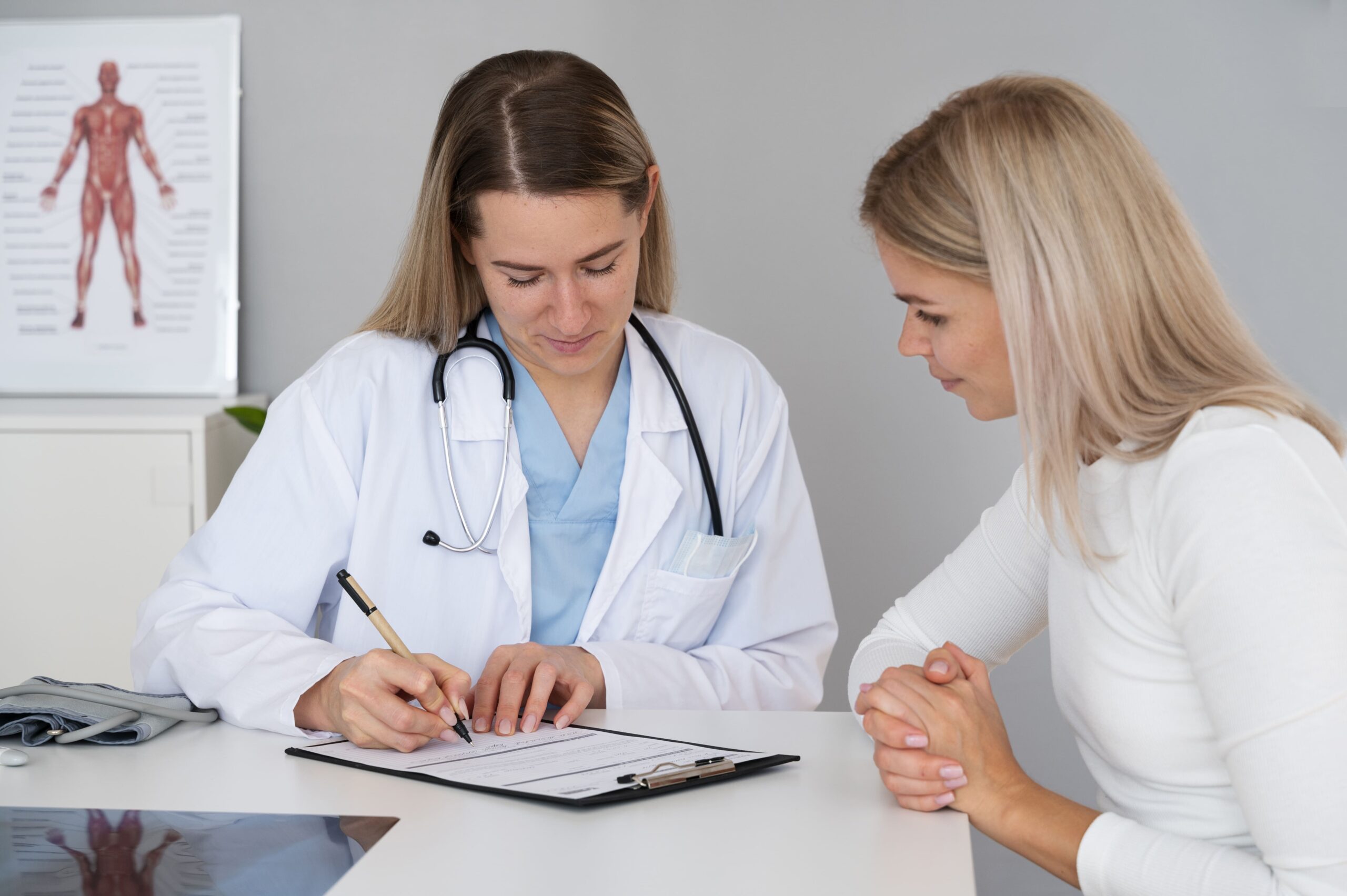 paciente sendo consultada pela sua medica