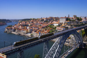 Vista aérea da famosa ponte D. Manuel II no Porto, Portugal.