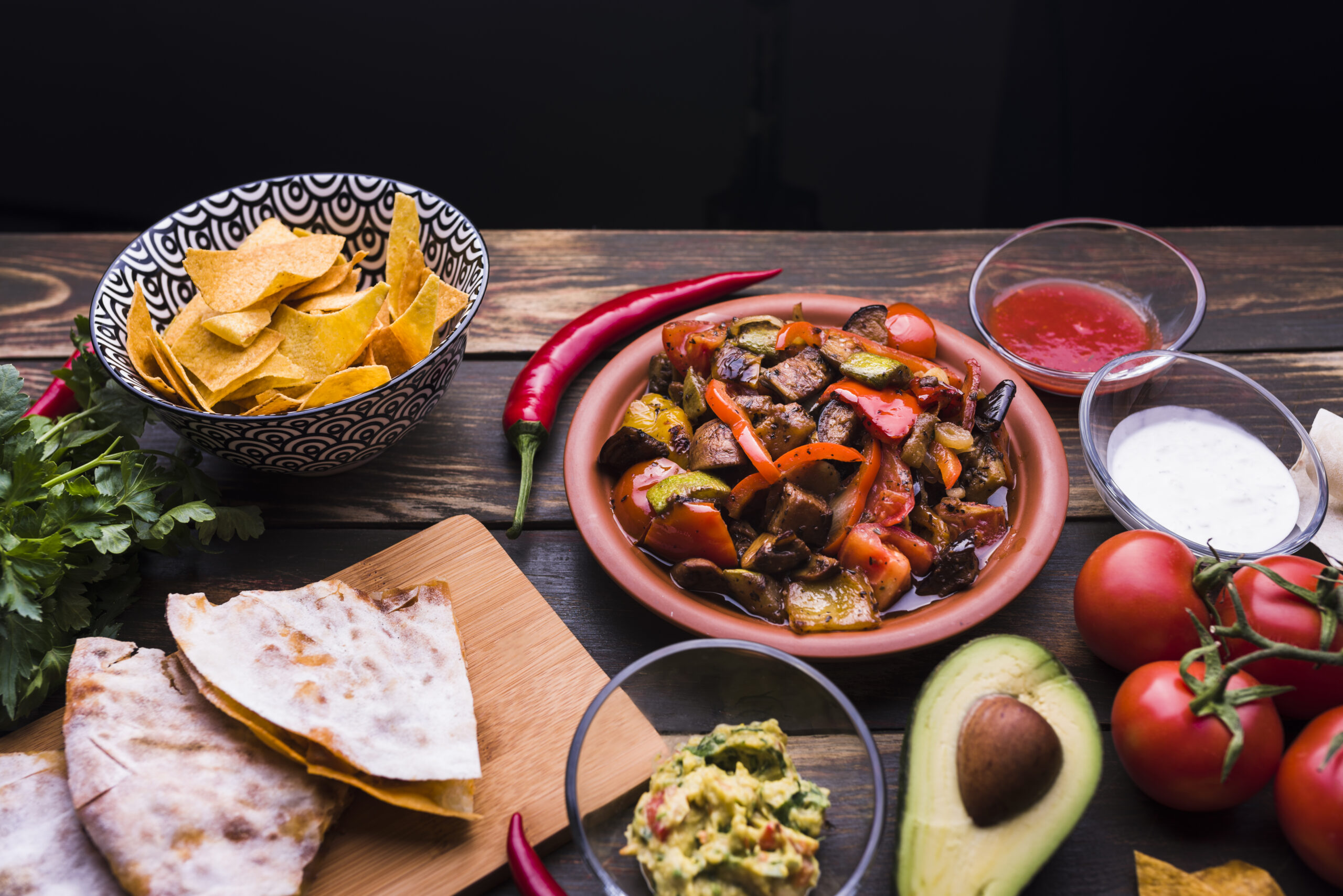 Uma mesa posta com várias comidas latinas.