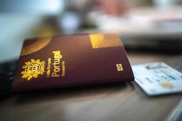 Passaporte português e cartão de residência em cima da mesa.