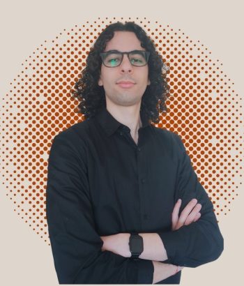 Foto de perfil do estagiário Mohamed. Ele está de braços cruzados, veste uma camisa preta e usa óculos. Ao fundo, há um padrão circular de pontos laranja sobre um fundo bege.